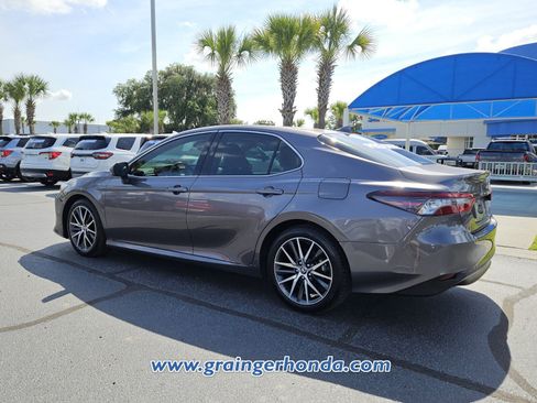 Used 2022 Toyota Camry XLE w/ Navigation Package FWD image 3