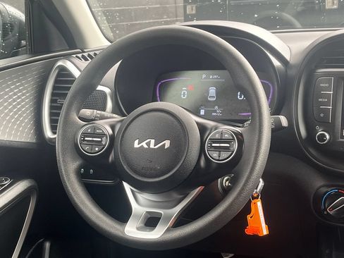 Used 2025 Kia Soul LX w/ LX Technology Package FWD image 4
