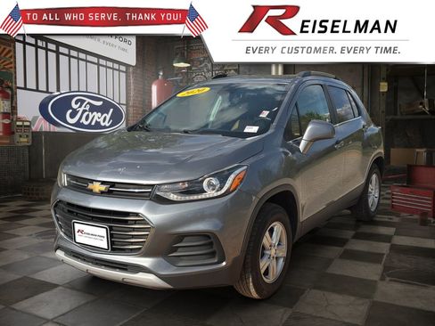 Used 2020 Chevrolet Trax LT w/ LT Convenience Package AWD/4WD image 1