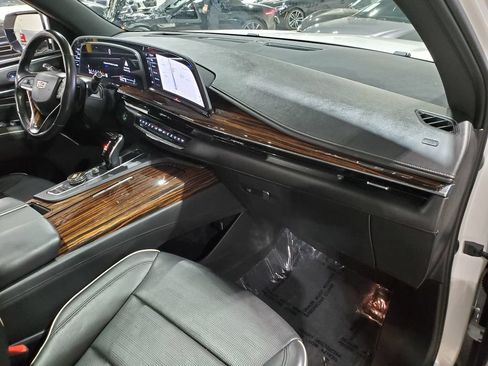 Used 2021 Cadillac Escalade Premium Luxury AWD/4WD image 15