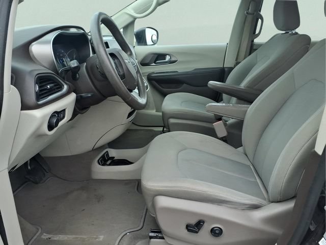Used 2017 Chrysler Pacifica Touring w/ Tire & Wheel Group FWD image 21