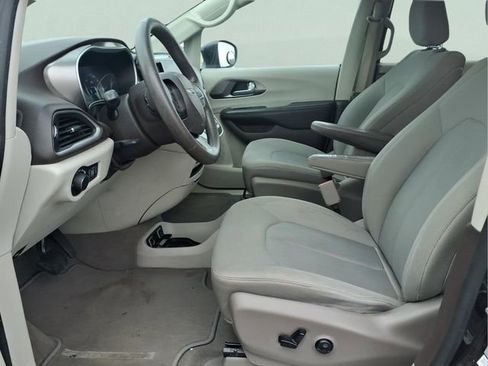 Used 2017 Chrysler Pacifica Touring w/ Tire & Wheel Group image 21