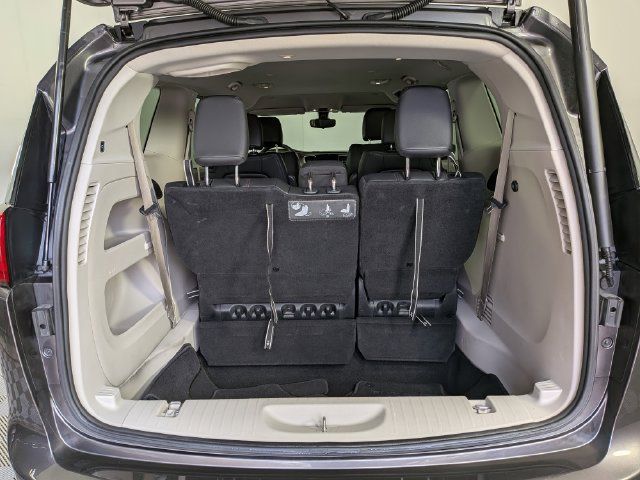 Used 2017 Chrysler Pacifica Touring-L FWD image 11