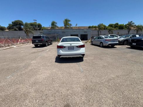 Used 2025 Nissan Altima 2.5 SV FWD image 16