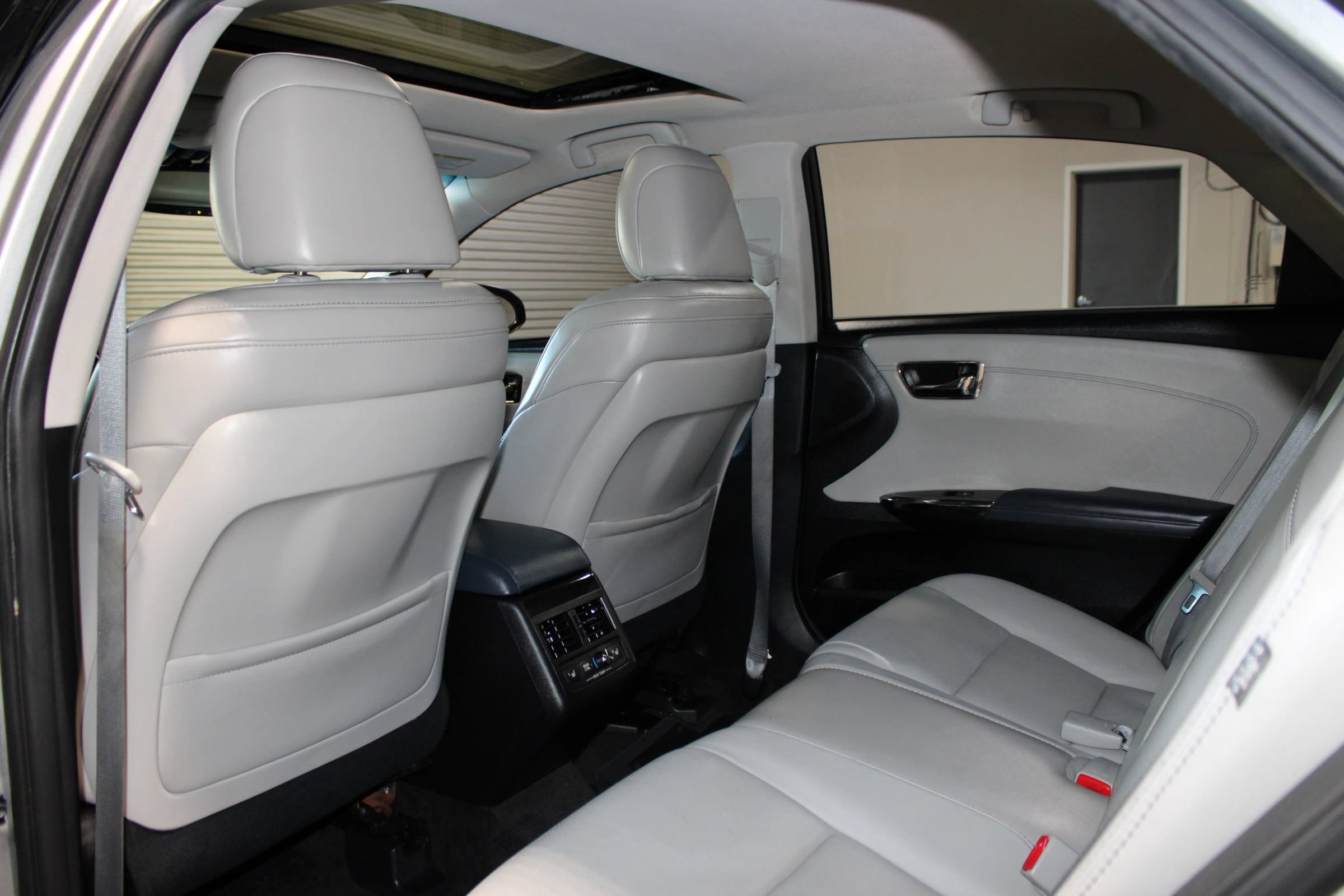 Used 2015 Toyota Avalon Limited w/ Technology Package FWD image 32