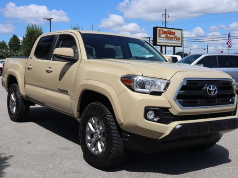 Used 2017 Toyota Tacoma SR5 w/ Tow Package RWD image 5