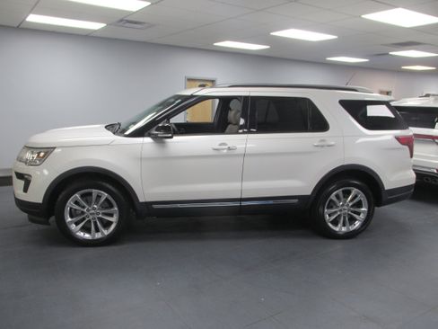 Certified 2018 Ford Explorer XLT w/ Equipment Group 202A image 7