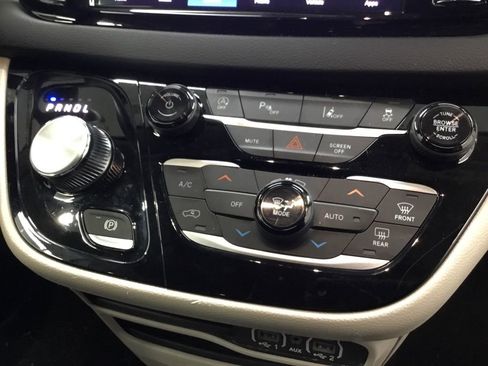 Used 2023 Chrysler Pacifica Touring-L image 24