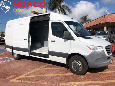 Used 2019 Freightliner Sprinter 3500 image 3