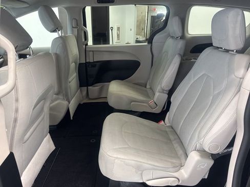 Used 2017 Chrysler Pacifica LX image 19