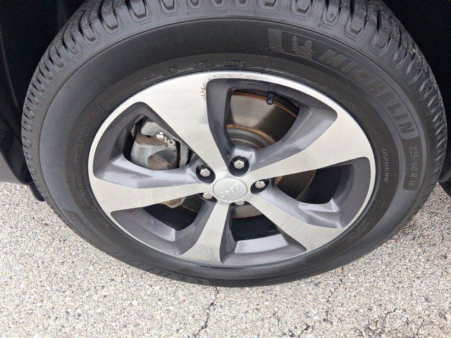 Used 2019 Jeep Cherokee Limited w/ Luxury Group AWD/4WD image 30