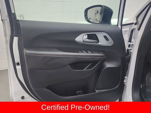 Used 2026 Chrysler Pacifica Limited image 9