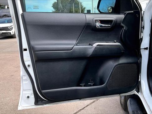 Used 2016 Toyota Tacoma TRD Sport image 21