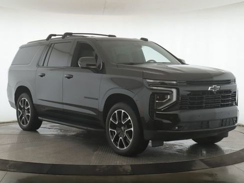 Used 2025 Chevrolet Suburban RST image 2