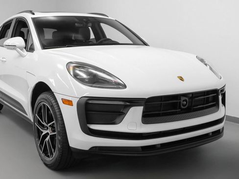 Used 2025 Porsche Macan image 9