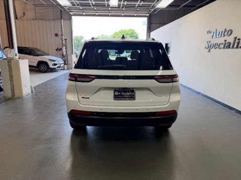 Used 2024 Jeep Grand Cherokee Altitude AWD/4WD image 3