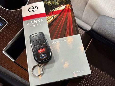 Used 2024 Toyota Sienna LE FWD image 36