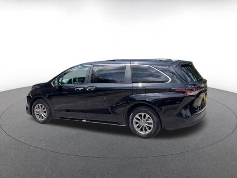 Used 2025 Toyota Sienna XLE FWD image 9