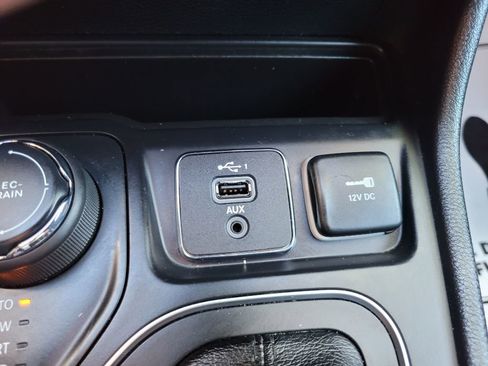 Used 2019 Jeep Cherokee High Altitude image 30