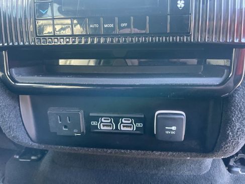 Used 2024 Jeep Wagoneer Series II w/ Flexible Seating Group AWD/4WD image 16