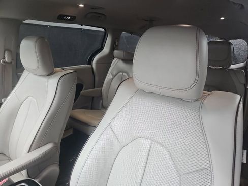 Used 2017 Chrysler Pacifica Limited FWD image 12