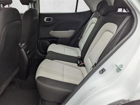 Certified 2025 Hyundai Venue SEL image 18