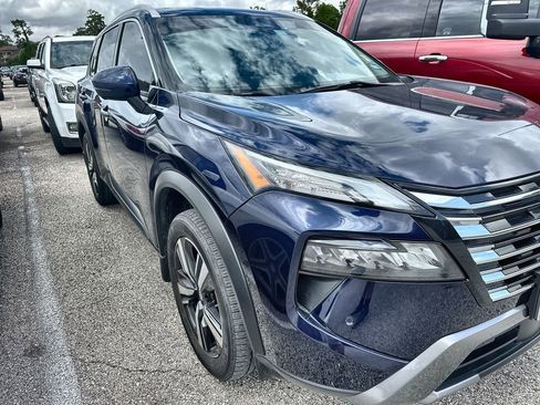 Used 2024 Nissan Rogue SL image 2