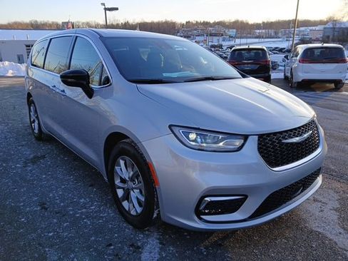 New 2026 Chrysler Pacifica Limited image 7