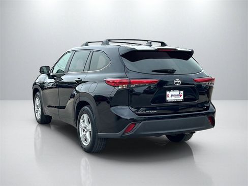 Used 2023 Toyota Highlander LE image 7