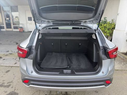 Used 2025 Chevrolet Trax LT FWD image 31