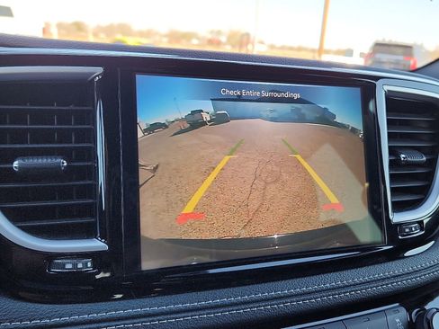 Used 2025 Chrysler Pacifica Limited image 13