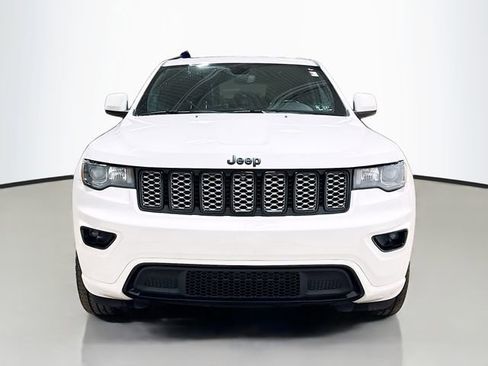 Used 2019 Jeep Grand Cherokee Altitude image 3