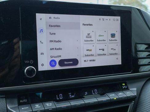 Used 2025 Toyota Camry SE image 5