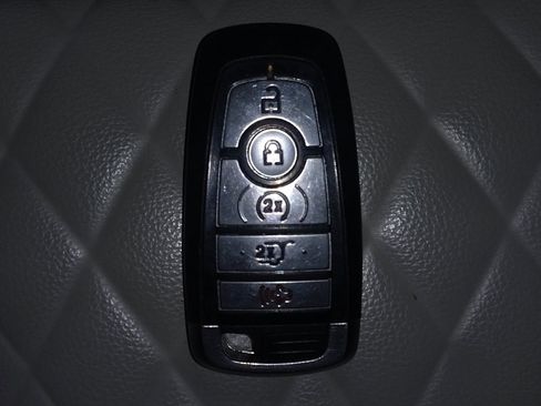 Used 2024 Ford Edge Titanium image 32