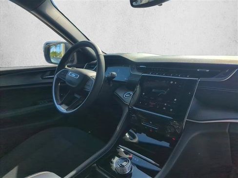 Used 2024 Jeep Grand Cherokee Laredo image 20