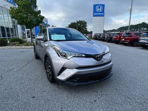 Used 2019 Toyota C-HR XLE FWD image 2