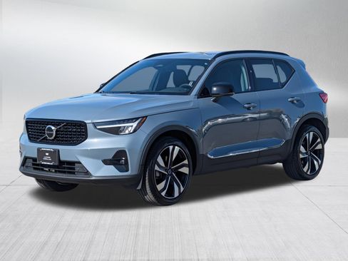 Used 2023 Volvo XC40 B5 Plus w/ Protection Package Premier AWD/4WD image 3