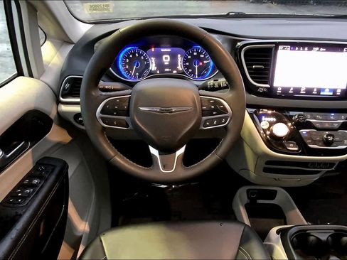 Used 2024 Chrysler Pacifica Touring-L FWD image 6