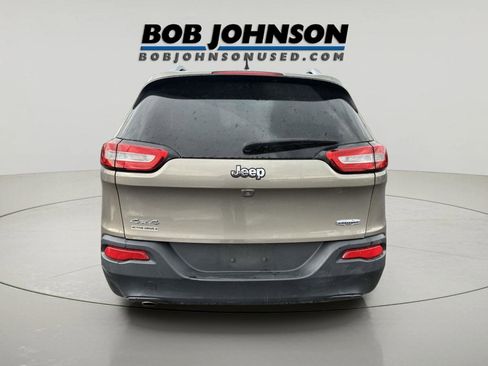 Used 2018 Jeep Cherokee Latitude Plus w/ Cold Weather Group AWD/4WD image 4