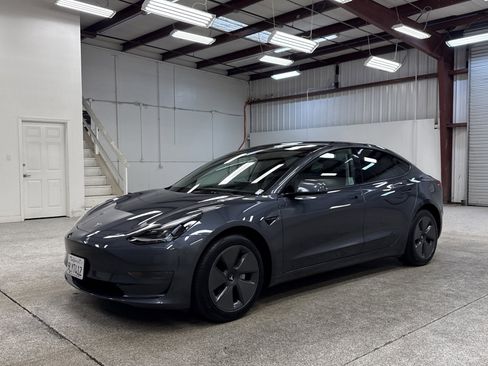 Used 2023 Tesla Model 3 Standard Range image 1