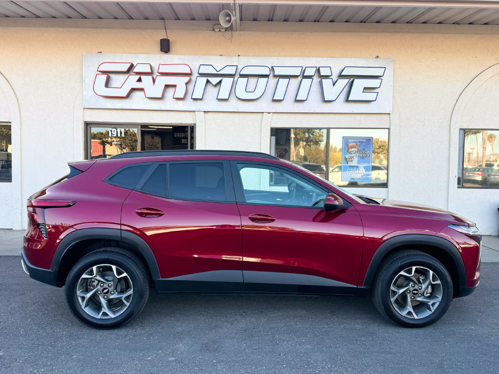 Used 2025 Chevrolet Trax LT FWD image 3