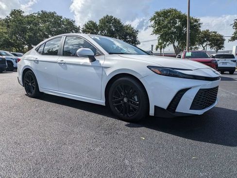 Used 2025 Toyota Camry SE w/ Convenience Package FWD image 2