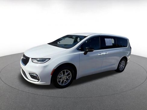 Used 2025 Chrysler Pacifica Select image 8