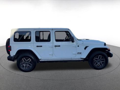 Used 2025 Jeep Wrangler Unlimited Sahara AWD/4WD image 16