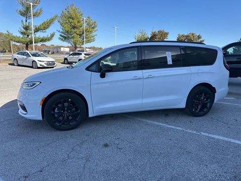 New 2026 Chrysler Pacifica Select image 16