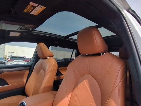 Certified 2025 Toyota Highlander Platinum image 10