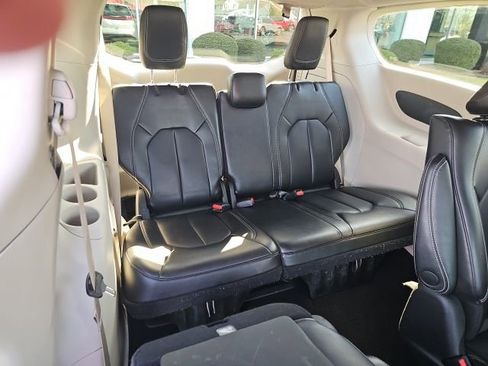 Used 2023 Chrysler Pacifica Touring-L FWD image 12