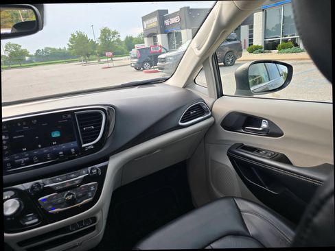 Used 2023 Chrysler Pacifica Touring-L FWD image 15