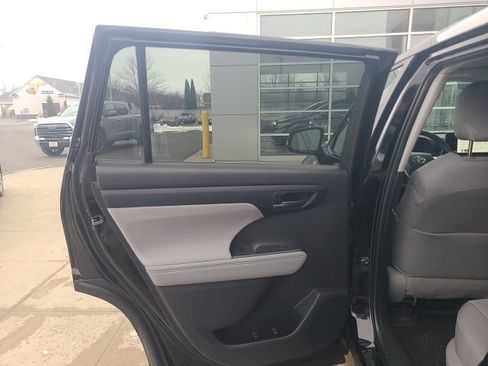 Used 2024 Toyota Highlander LE image 14