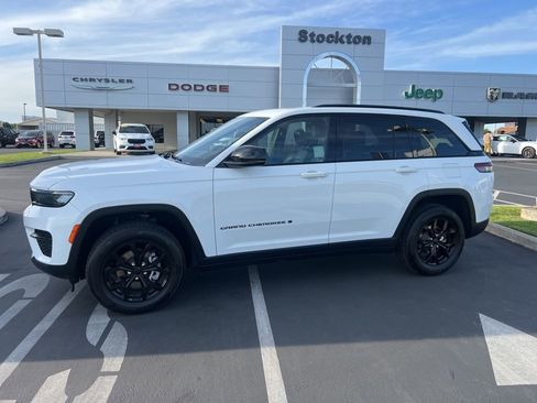 Used 2024 Jeep Grand Cherokee Altitude RWD image 3